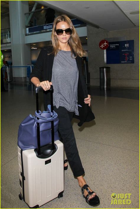 Jessica Alba Flies The Skies After Instyle Dinner Photo