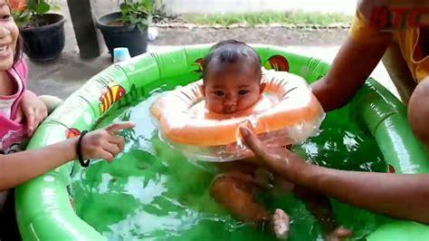Mau beli berbagai macam perlengkapan mandi bayi dengan harga murah dan pilihan perlengkapan bayi terlengkap? BAYI MANDI KOLAM ANAK ! GAYA KAYAK BOS - YouTube