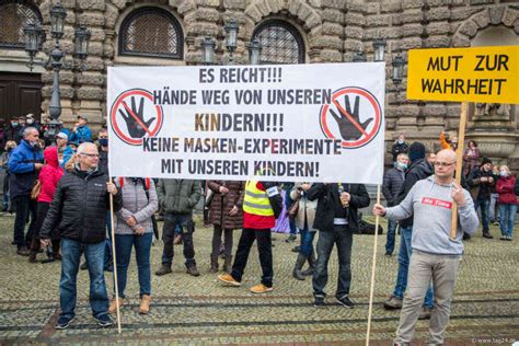 „wir finden es falsch, der pandemie ohne maske. Tausende bei Querdenken-Demo in Dresden: Viele davon ohne ...