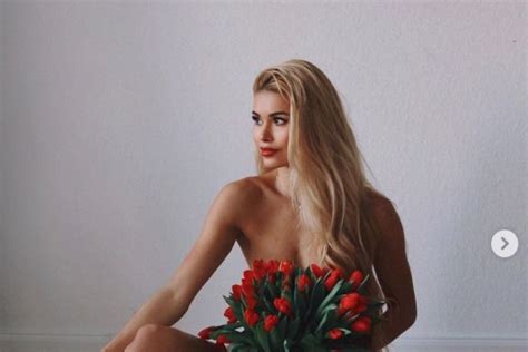 Pamela Reif Posiert Fast Nackt Und Nur Von Tulpen Verdeckt