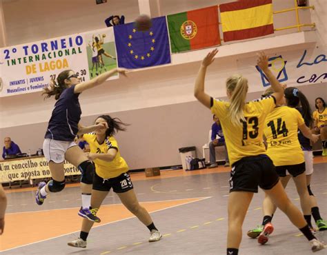 Andebol (português europeu) ou handebol (português brasileiro) (do inglês handball) é uma modalidade desportiva criada pelo alemão karl schelenz, em 1919 — embora se baseasse em outros desportos praticados desde fins do século xix, na europa setentrional e no uruguai. Lagoa recebe comitiva de 300 para o III Torneio ...
