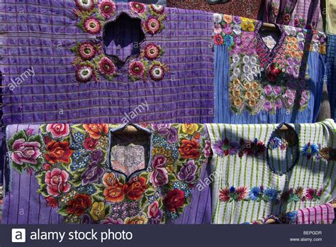 Many atitecos (as its people are known) proudly adhere to a traditional tz'utujil maya lifestyle. Descargar esta imagen: GUATEMALA Mercado en Santiago de ...