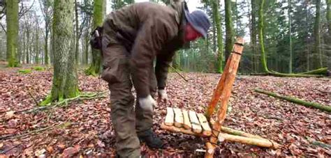 These portable camp chairs are so great because they come apart and can be stored almost anywhere because they're so thin! How to build a homemade camp chair bushcraft style with ...