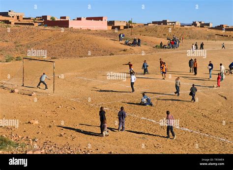 Moroccan Teenager Fotos Und Bildmaterial In Hoher Auflösung Alamy