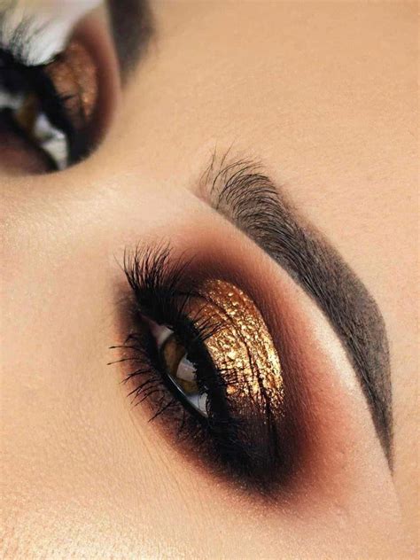 Cute Smokey Eye Makeup With Gold Glitter For Christmas 2019