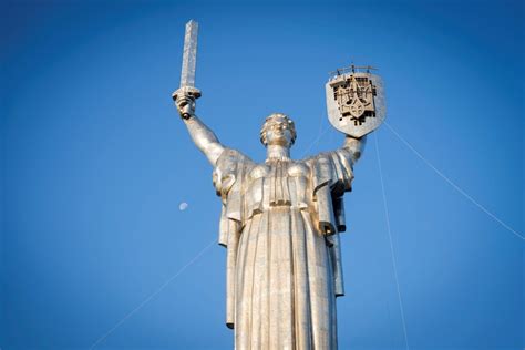 Ukraine Replaces Soviet Emblem With Trident On Tallest Monument Al