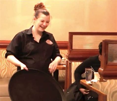 Pregnant Waitress Receives A Note From A Customer And Bursts Into Tears