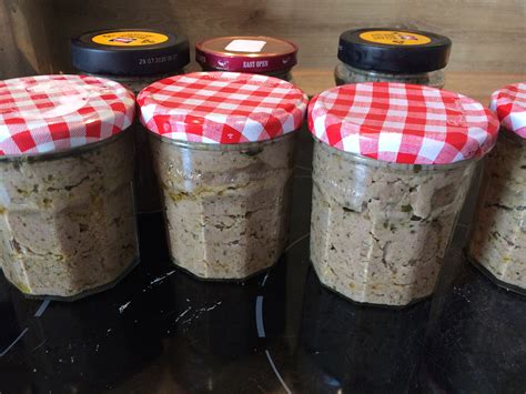Feine Leberwurst im Glas mit frisch gebackenem Brot KRAUTJUNKER