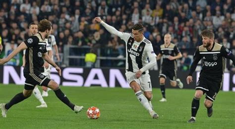 يواصل الثنائي الذهبي البرتغالي كريستيانو رونالدو، نجم ريال مدريد، والأرجنتيني ليونيل ميسي، نجم برشلونة، تحطيم الأرقام القياسية واحدا تلو الآخر على مستوى الأندية. برشلونة يقصي اليونايتد من دوري الأبطال.. وأياكس يفجر ...