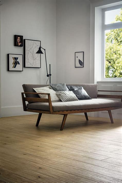 Ao invés do aspecto natural da madeira do pallet, uma opção é brincar com cores de sua preferência, tanto na pintura da madeira quanto no estofado. 50 Modelos de Sofás de Madeira Lindos e Inspiradores | Design de mobiliário moderno, Interior de ...