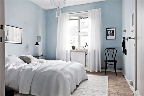 Pair is with other easy foundation tones or darker purples will bring about a luxurious and royal vibe to your home. Bedroom with light blue walls | Blue bedroom walls, Light ...