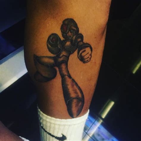 Bad boy rapper chris brown is famous for his great collection of tattoos. Chris Brown Gets FOUR New Cartoonish Tattoos on His Legs ...