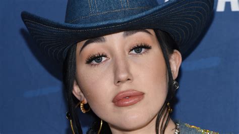 Ada banyak momen menarik yang terjadi di grammy awards 2021, satu di antaranya prosesi red carpet. Noah Cyrus' Outrageous Grammy Awards Outfit Has The Internet Divided