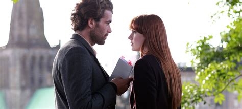 The show follows the dysfunctional adventures of six best friends living in chicago. B.-A. : "We love happy endings" avec Karen Gillan et ...