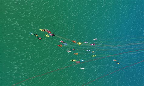 The series was inspired by the lonely planet travelbooks and started broadcasting in 1994. Vendée Globe: Erster Skipper hat umgedreht - Schreck-Momente für Ruyant und Thomson | SegelReporter