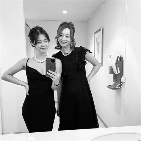 岩垂かれんさんのインスタグラム写真 岩垂かれんinstagram「🖤 友達の結婚式でドレスアップした記念写真👗 左のお手本ポーズを真似ようとするも 中臀筋に手を充てがう始末🤦🏼‍♀️