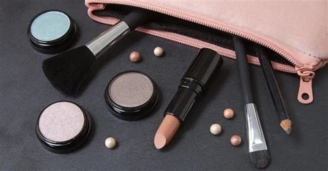 5 Makeup Essentials You Should Always Have In Your Bag Scoopwhoop