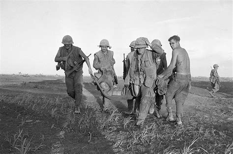 Con Thien 1967 Marines Carrying Wounded Vietnam Photo Flickr