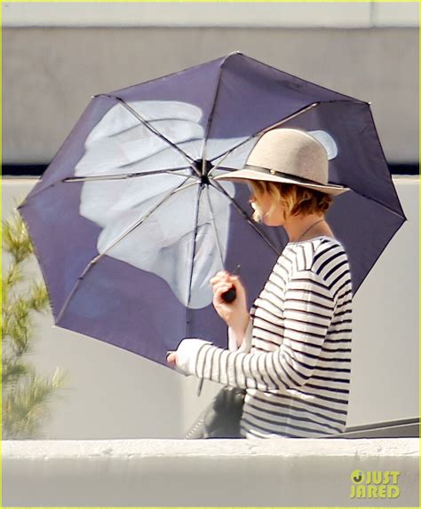 Jennifer Lawrence Gives The Middle Finger With Her Umbrella Photo