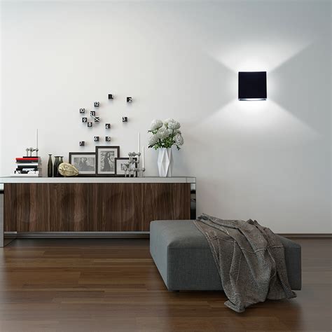 Komponen utama pada lampu adalah berupa susunan lampu led smd yag berukuran sangat kecil dengan susunan rangkaian seri, sehingga jika satu. Lampu Hias Dinding LED dengan Model Minimalis Menjadikan ...