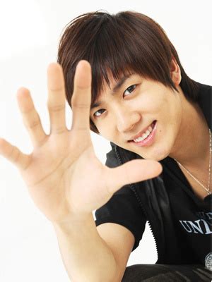 Born on february 24, 1987, he debuted with the band in 2005 and then made his acting debut. MHETM T: KIM KYU JONG SE VA AL EJERCITO... Y AHORA QUE ...