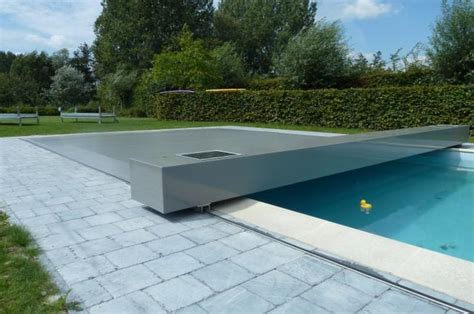 Justement, la couverture de piscine est un élément indispensable pour les propriétaires. Entrevue avec Pierre pour bien choisir sa bâche de piscine ...