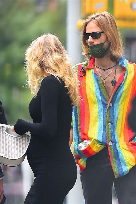 Pregnant ELSA HOSK And Tom Daly Out For Coffee In New York 09 29 2020