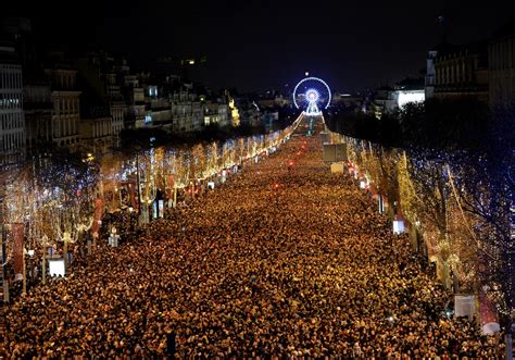 Nouvel An Malgré Le Vent La Fête Sur Les Champs Elysées La Croix
