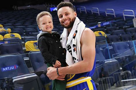 Father S Love Stephen Curry S Snuggle Time With Son Canon Wins The Internet