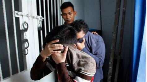 Pertama Kali Di Aceh Pasangan Gay Ketahuan Berduaan Di Kamar Dihukum 85 Kali Cambuk