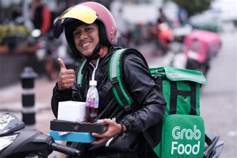 A grabfood driver collects a delivery. » grab-food-rider-malaysia-registration