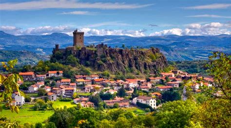 Ce plus beau village de France abrite une forteresse médiévale classée perchée sur une butte