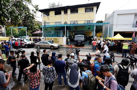 Pusat tahfiz darul quran ittifaqiyah dibuka semula untuk solat jumaat. Suspek Kes Bakar Tahfiz Pernah Dibelasah Penduduk, Kencing ...