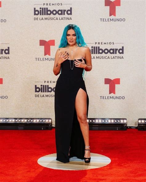 Karol G Se Roba Todas Las Miradas Con Un Ajustado Vestido Negro En Los Billboard Latin Music