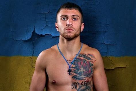 Рефері зупинив бій після серії потужних ударів українця, зафіксувавши перемогу ломаченко василь ломаченко 27 червня повернувся на ринг після того, як зазнав поразки від теофімо. Ломаченко наступний свій бій проведе в ОАЕ
