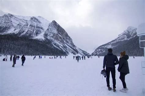 Kanadada Yüzeyi Donan Louise Gölünde Buz Pateni