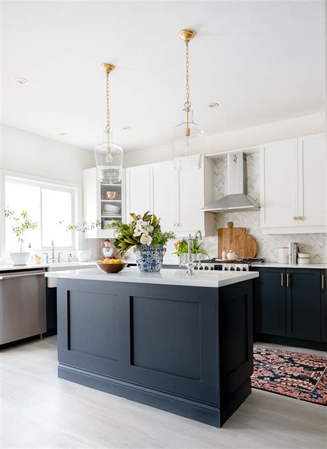 Benjamin Moore Midnight Blue / It provides the boldness of black with