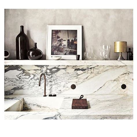 A marble backsplash is always a stylish, chic and refined statement and it can match almost any space, from minimalist to vintage. integrated marble sink | Kitchen marble, Beautiful ...