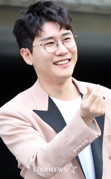 이날 뽕6는 점심값 내기로 '티슈 멀리 던지기' 게임을 했다. 영탁 측 "반지하 탈출? 송도 아파트 이사 사실무근"공식- 스타뉴스