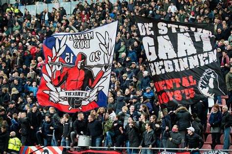 Der fc utrecht wird schon seit den 1970er jahren von kleinen gruppen fans geplagt, die dem verein immer wieder durch randale und anderes schlechte benehmen schaden. NOS gaat door het stof voor FC Utrecht-supporters | Foto ...