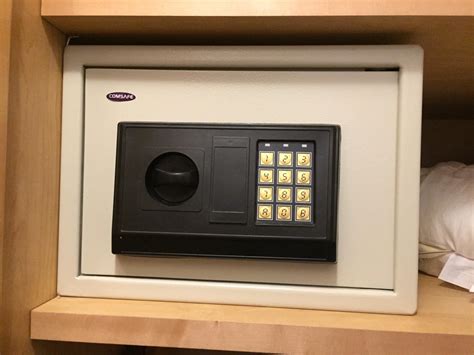 Sie vermeiden so, dass ihre gesamte wohnung verwüstet wird, da sich der einbrecher auf den tresor konzentrieren wird. Tresor für Schrank in 4881 Attersee am Attersee für € 50 ...