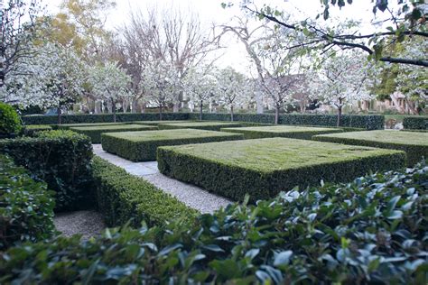Back and front yard landscaping is important to maintain on a regular basis because it represents you and your family and also makes a first and lasting impression on your guests. 4 Gorgeous Front Yard Landscaping Ideas Photos ...