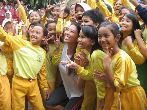 Ringkasan Materi Kelas 3 Foto Bareng Bule