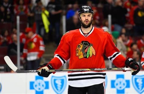 Března 1986, orono, ontario, kanada) je bývalý kanadský hokejový útočník, který hrál v týmu chicago blackhawks v severoamerické lize ().byl součástí týmu, který dokázal v letech 2010, 2013 a 2015 vyhrát stanley cup. Brent Seabrook Agrees to 8 Year Extension with Chicago ...