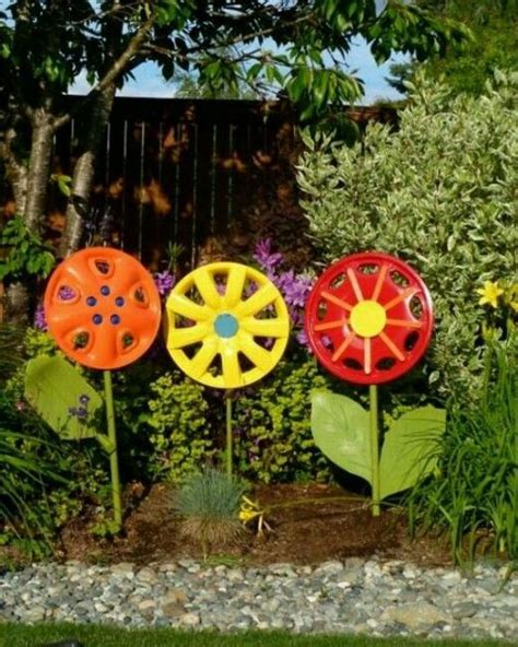 Unusual garden decorations accents in spanish. Recycling Antique Wheels for Unique Garden Decorations in ...