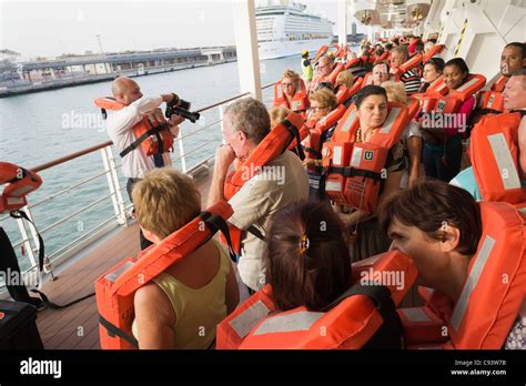 MSC Armonia Kreuzfahrtschiff Rettungsweste Safety Drill Am Ersten Tag Der Kreuzfahrt