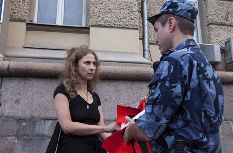 pussy riot aktivistin plant nach flucht aus russland konzerte kampf gegen putin