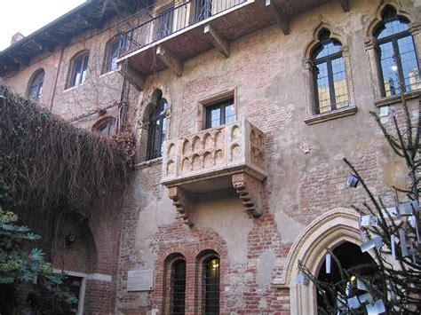 Si buscas algo especial de verdad, un hotel de 5 estrellas en verona puede costar de media unos € 295,84 por noche (según los precios de booking.com). Verona - Casa de Julieta | Fuente: Oficina UNESCO ...