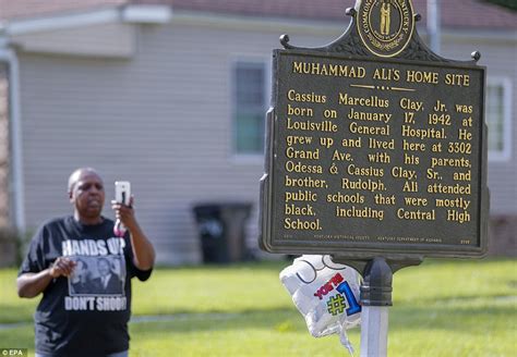 Muhammad Alis Body Arrives In Louisville For His Funeral Daily Mail