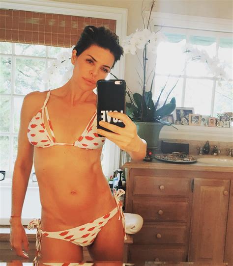 Lisa Rinna Sexy Bikini Mirror Selfie Celeblr